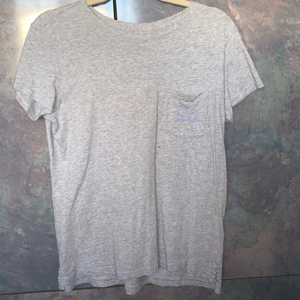 Gray vineyard vines tee